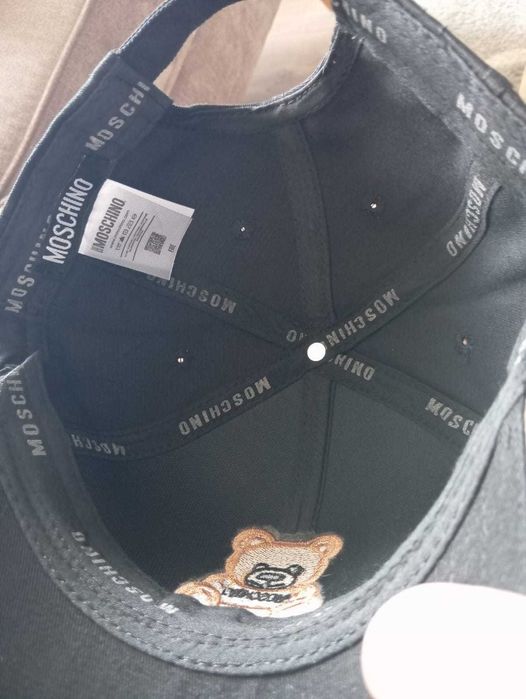 Czapka z daszkiem Moschino, czarna regulacja z klamerką UNI promocja