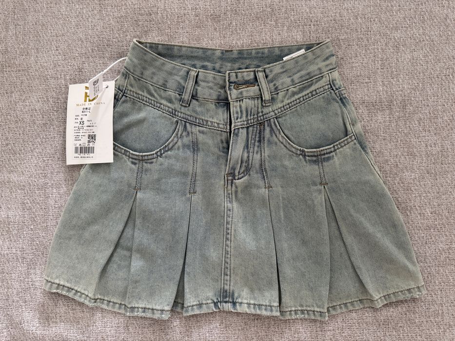 Шкільна спідниця з шортиками в стилі  y2k.