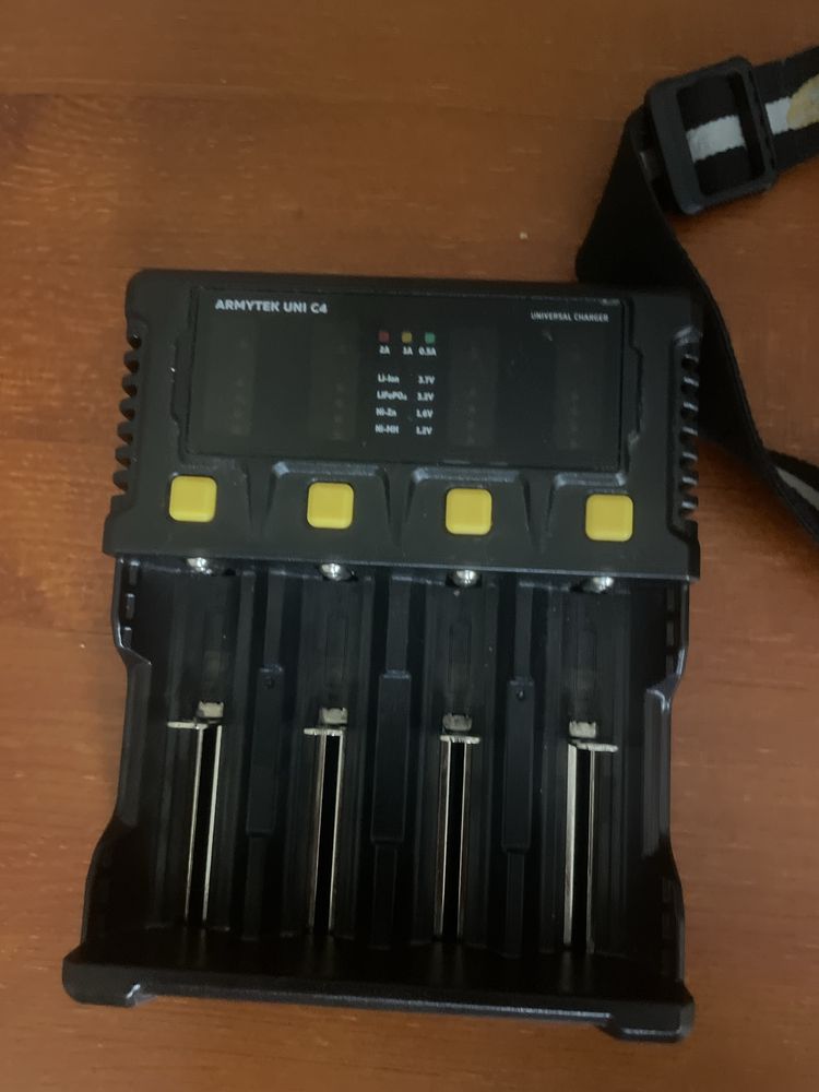 Ładowarka Armytek Uni C4 Plug type C plus latarka czolowa