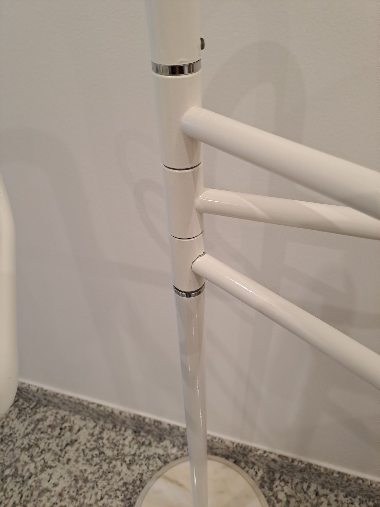 Toalheiro  WC com pé em pedra mármore