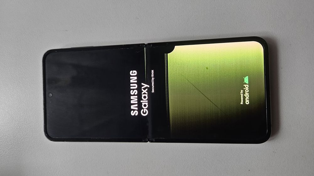 Samsung Galaxy Z Flip 4 uszkodzony