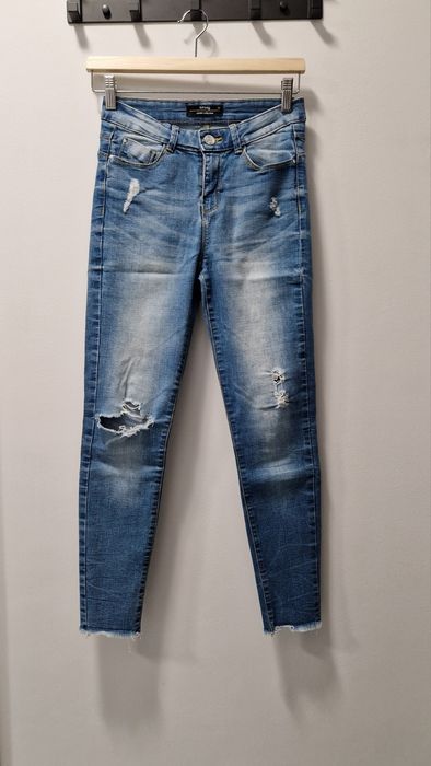 Damskie jeansy jasne do kostek Sinsay 36 z przetarciami i dziurami