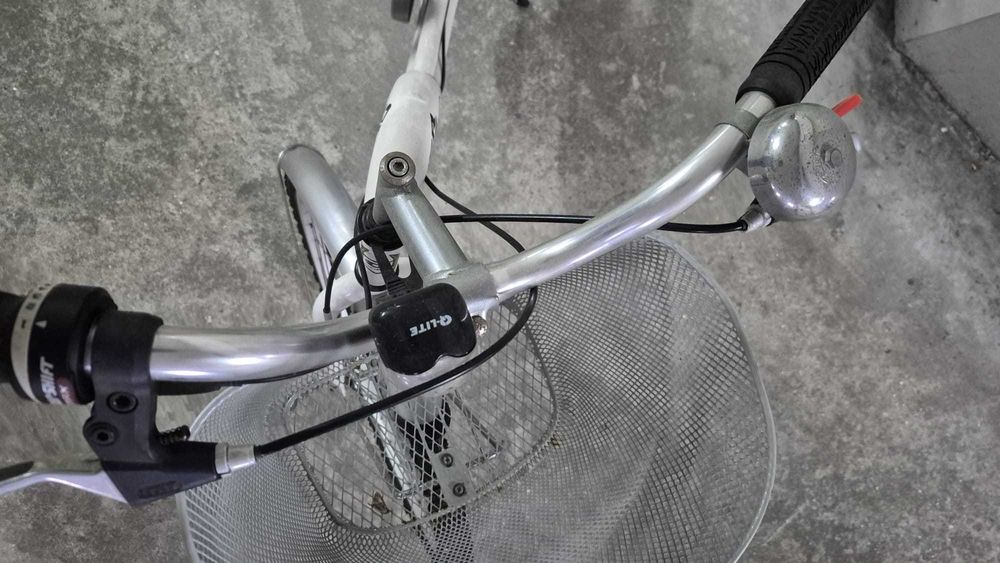 Bicicleta de senhora com cesto, roda 26 com 18 velocidades