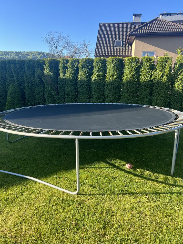 Używana trampolina o średnicy 450 cm.