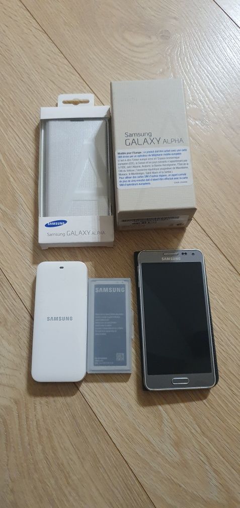 Samsung alpha 32 Gb + baterie z stacją ładującą