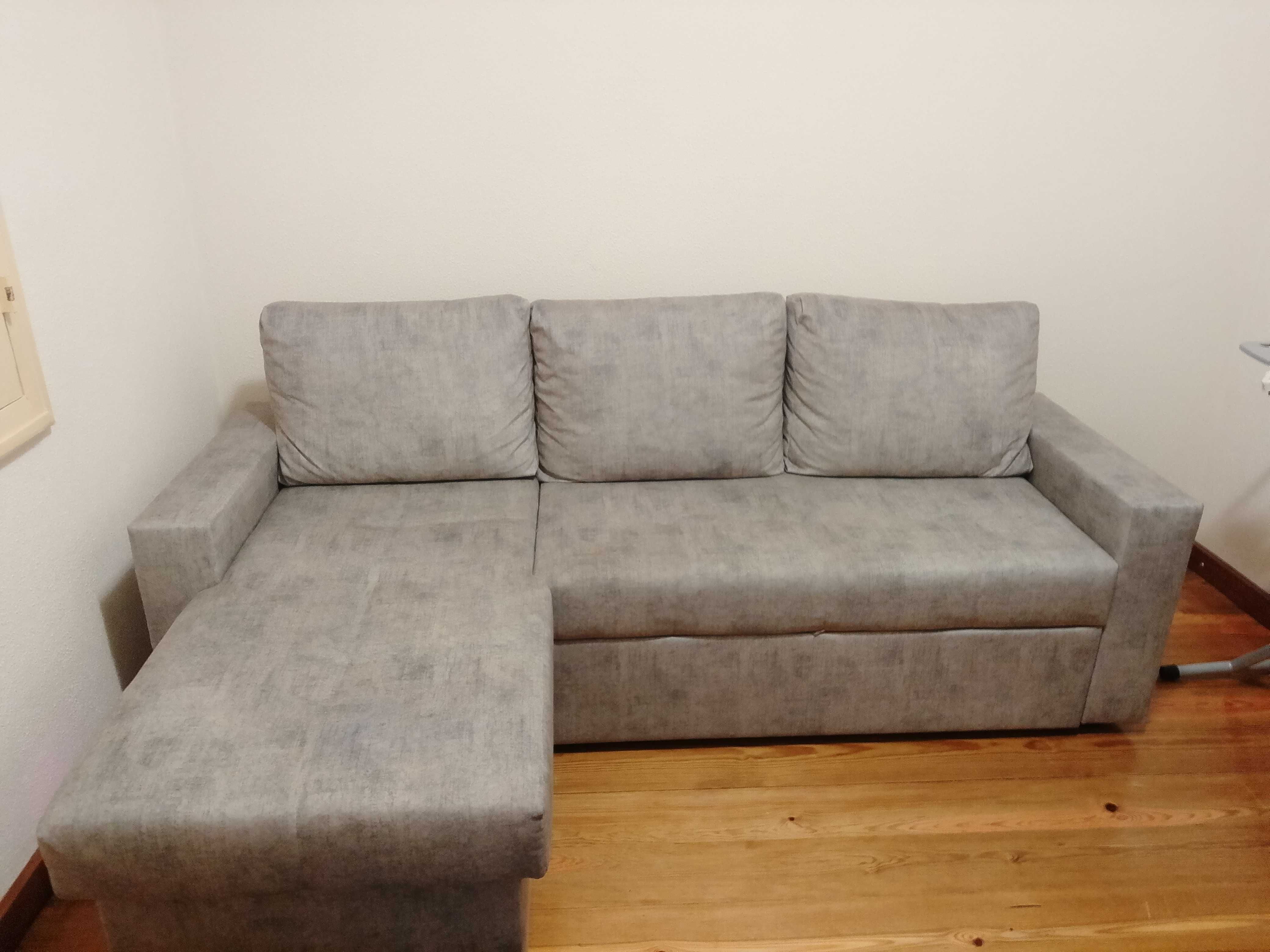 Sofá 2L com chaise longue reversível e cama.