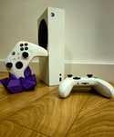 Xbox series S + 2 pady