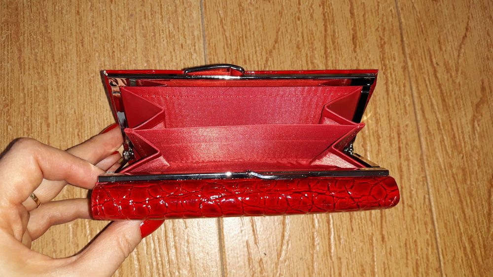 Piękny skórzany portfel czerwony duży