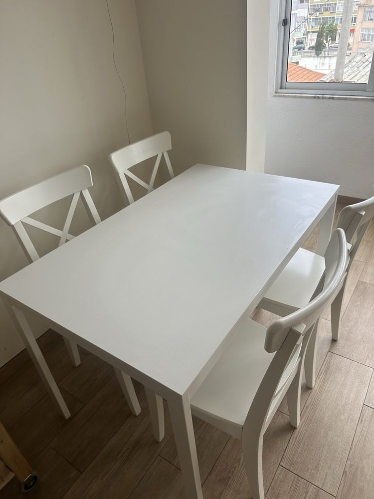 Mesa Extensiva c/ 4 cadeiras - Ikea - Excelente estado