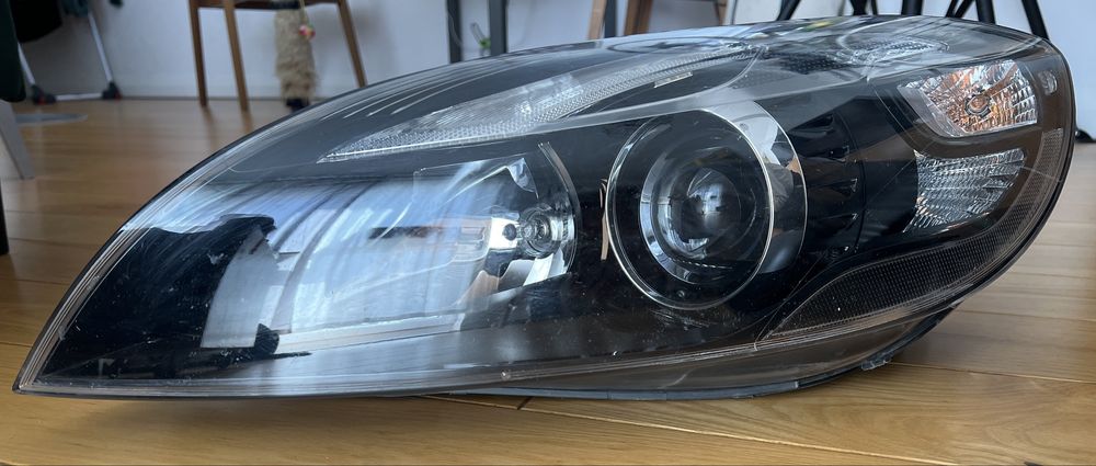 Reflektor lewy Xenon Volvo v40