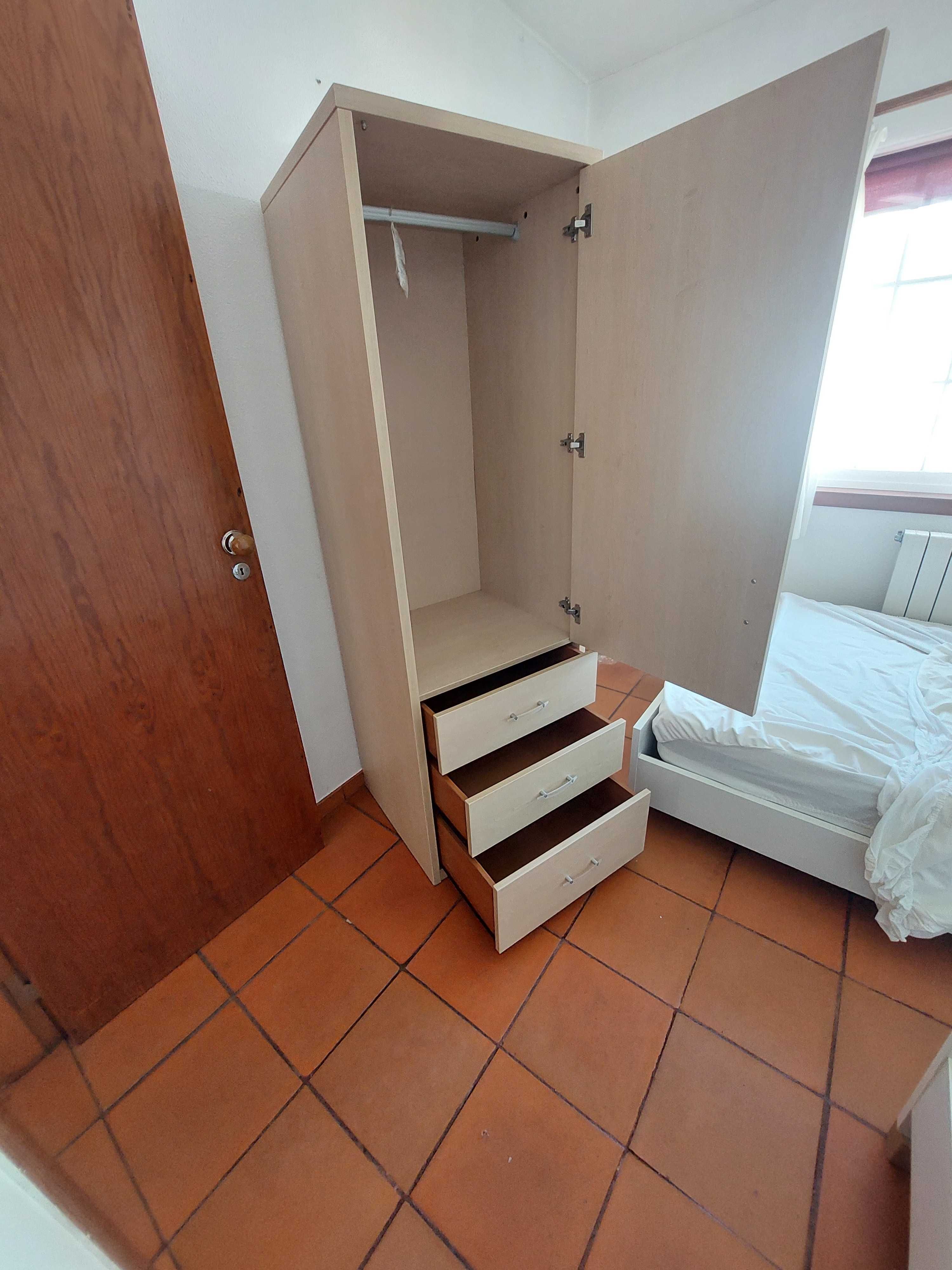 Quarto Completo com 2 Camas, Roupeiro, Colchões – Excelente Estado
