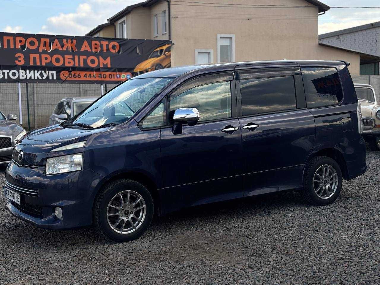 Toyota Voxy 2009 2.0 бензин автомат