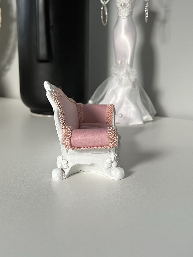 Stojak na biżuterię sofa