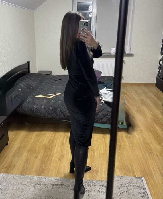 Чорна сукня з розрізом по ніжці