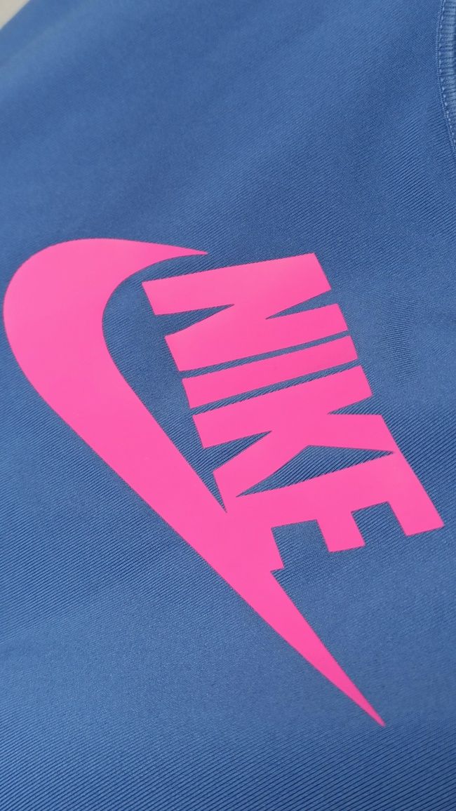 Спортивный топ Nike Swoosh Futura