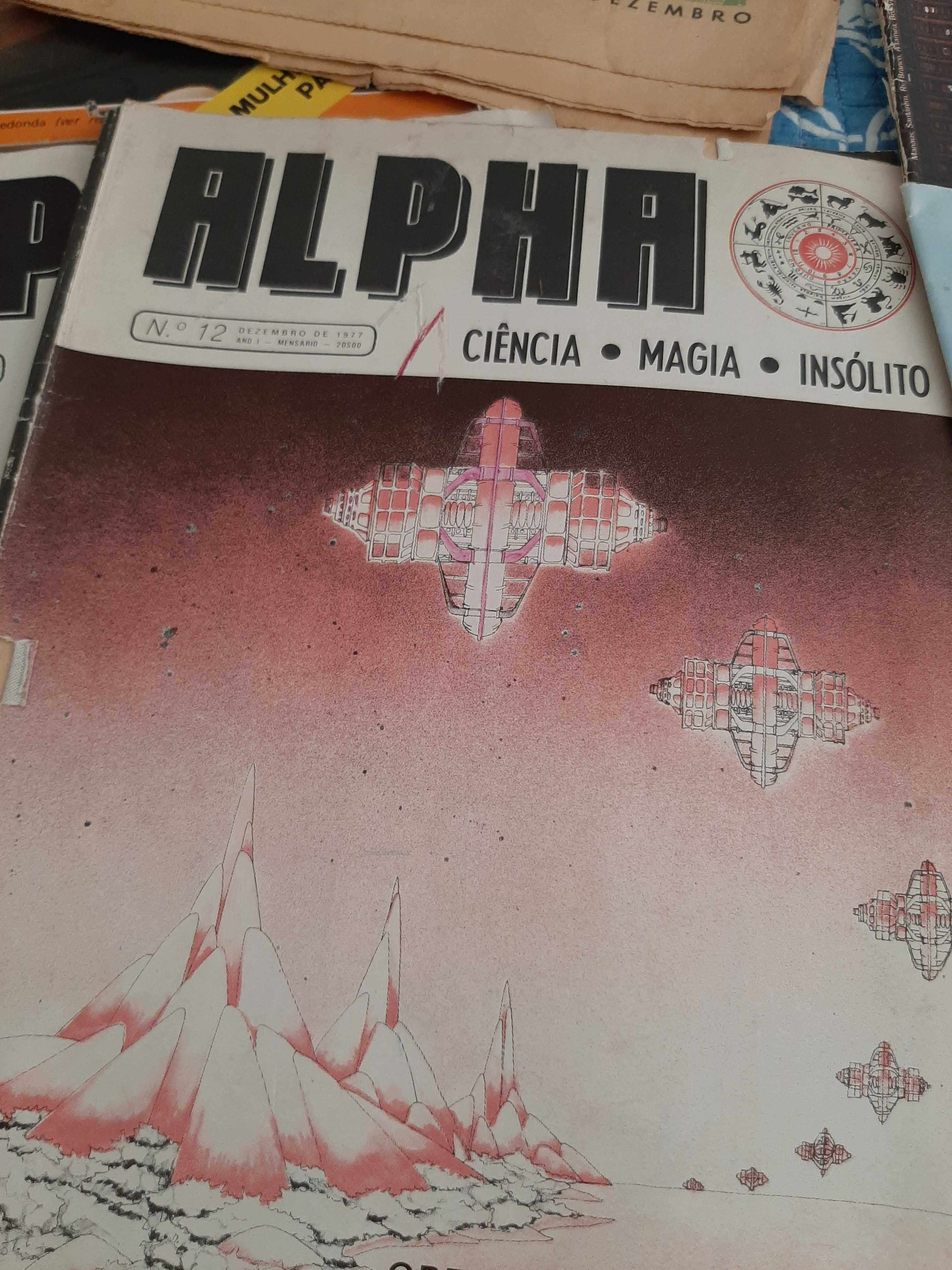 Vendo revistas antigas sobre o oculto, mistério...