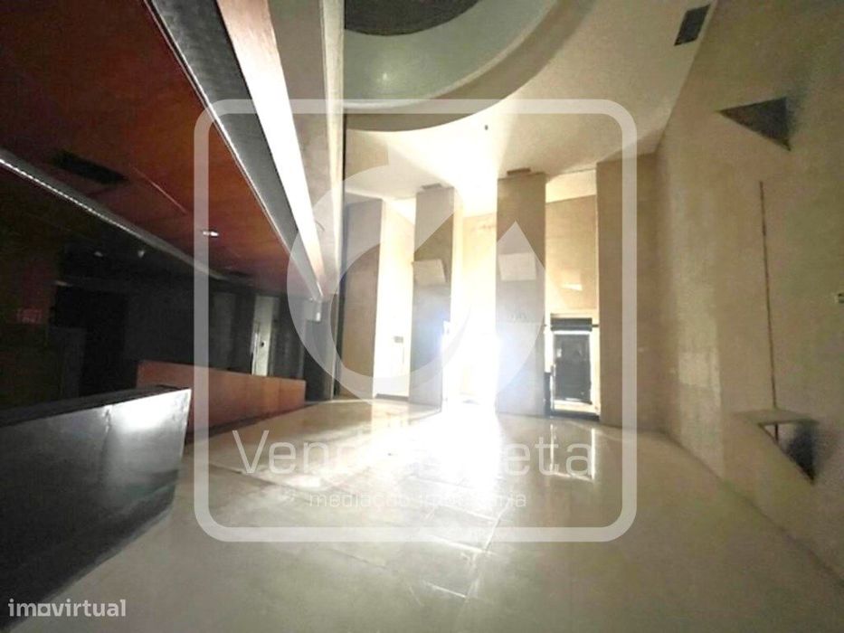 Prédio de 2 pisos, com 336 m², no centro da Vila de Cuba, distrito ...