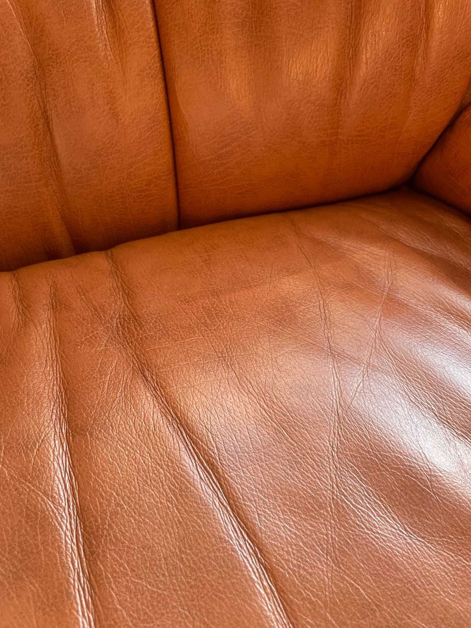 Sofá 3 lugares de couro castanho e duas Poltronas