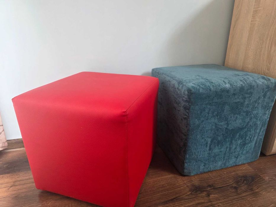 Dwie czerwone, używane z ekoskóry PUFY 40x40 cm + zielone pokrowce