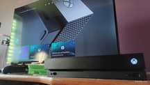 Konsola Xbox One X z trzema grami