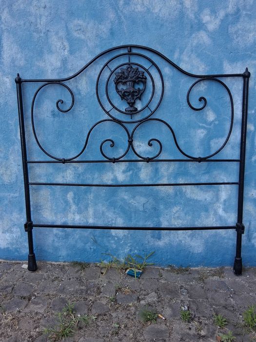 Cabeceira cama antiga de casal 120 L X 124 A em ferro