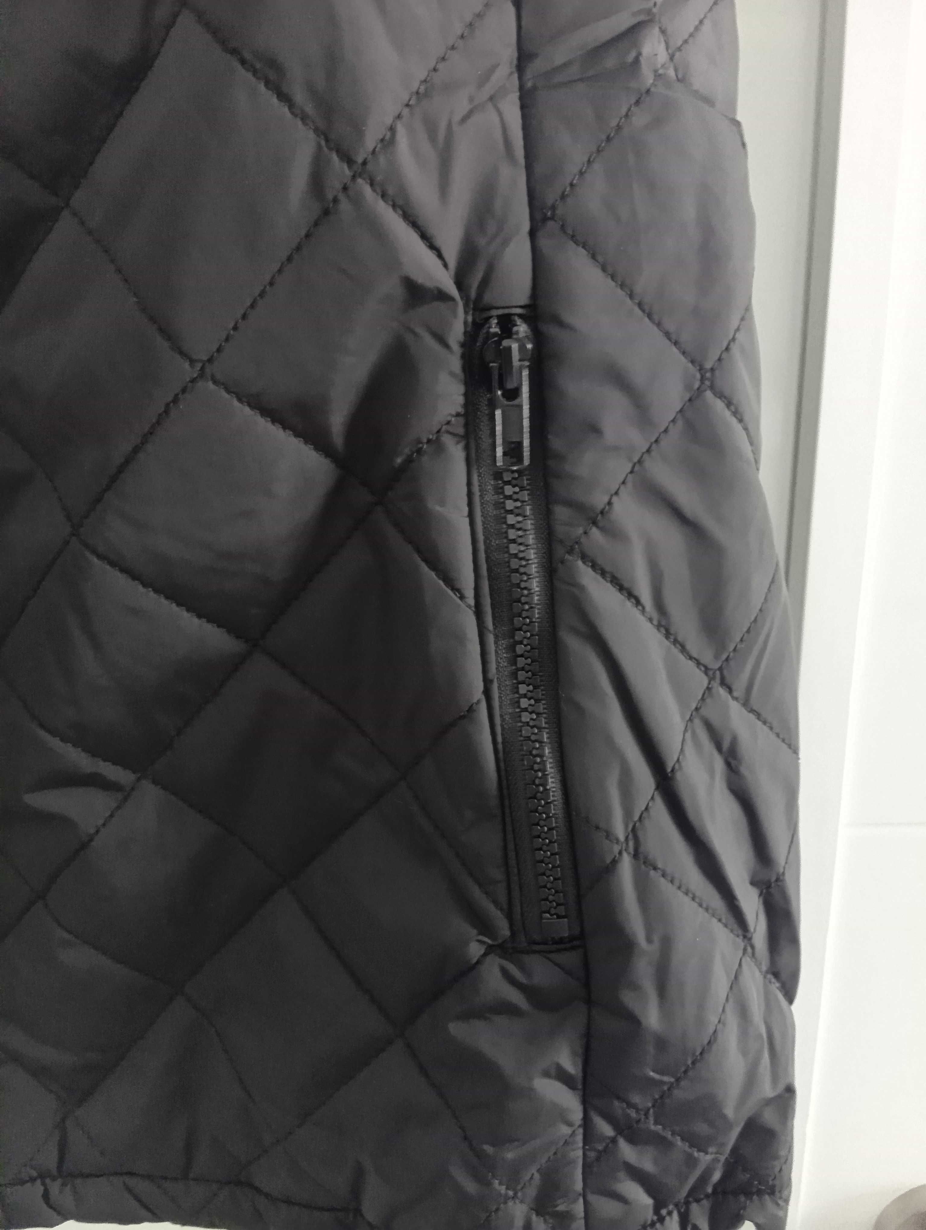 Colete preto, sem mangas, acolchoado
