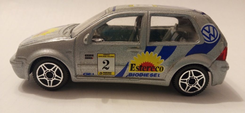 Bburago volkswagen golf 98 w skali 1/43 made in Italia