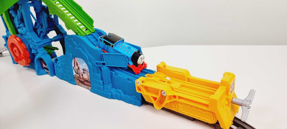 Набор Паровозик Томас и друзья - Железная дорога и Обвал в пещере.