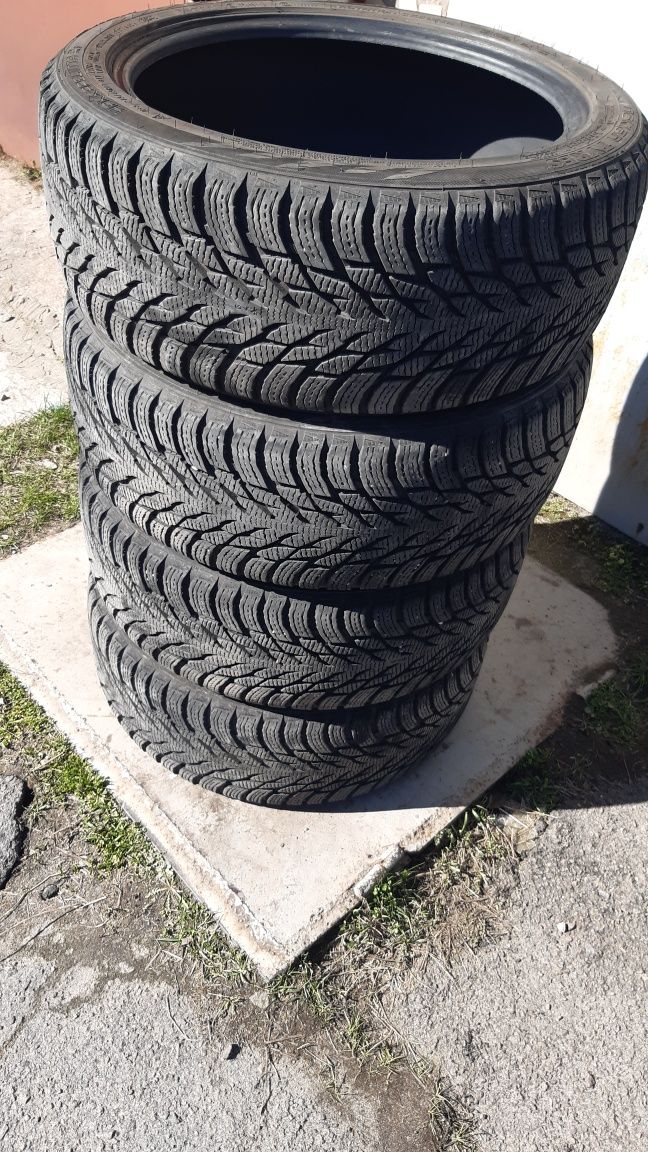 Зимові шини Nokian Tyres 215 45 R17