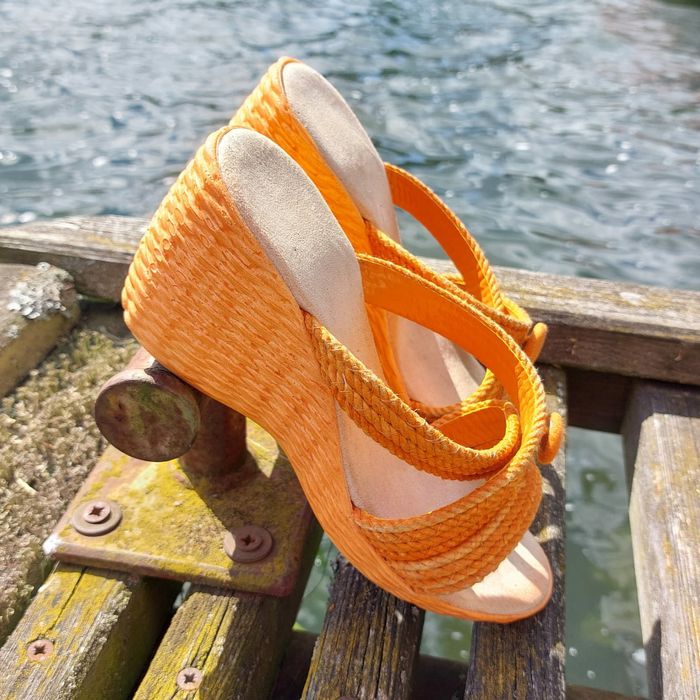 Pomarańczowe plecione klapki na koturnie 36