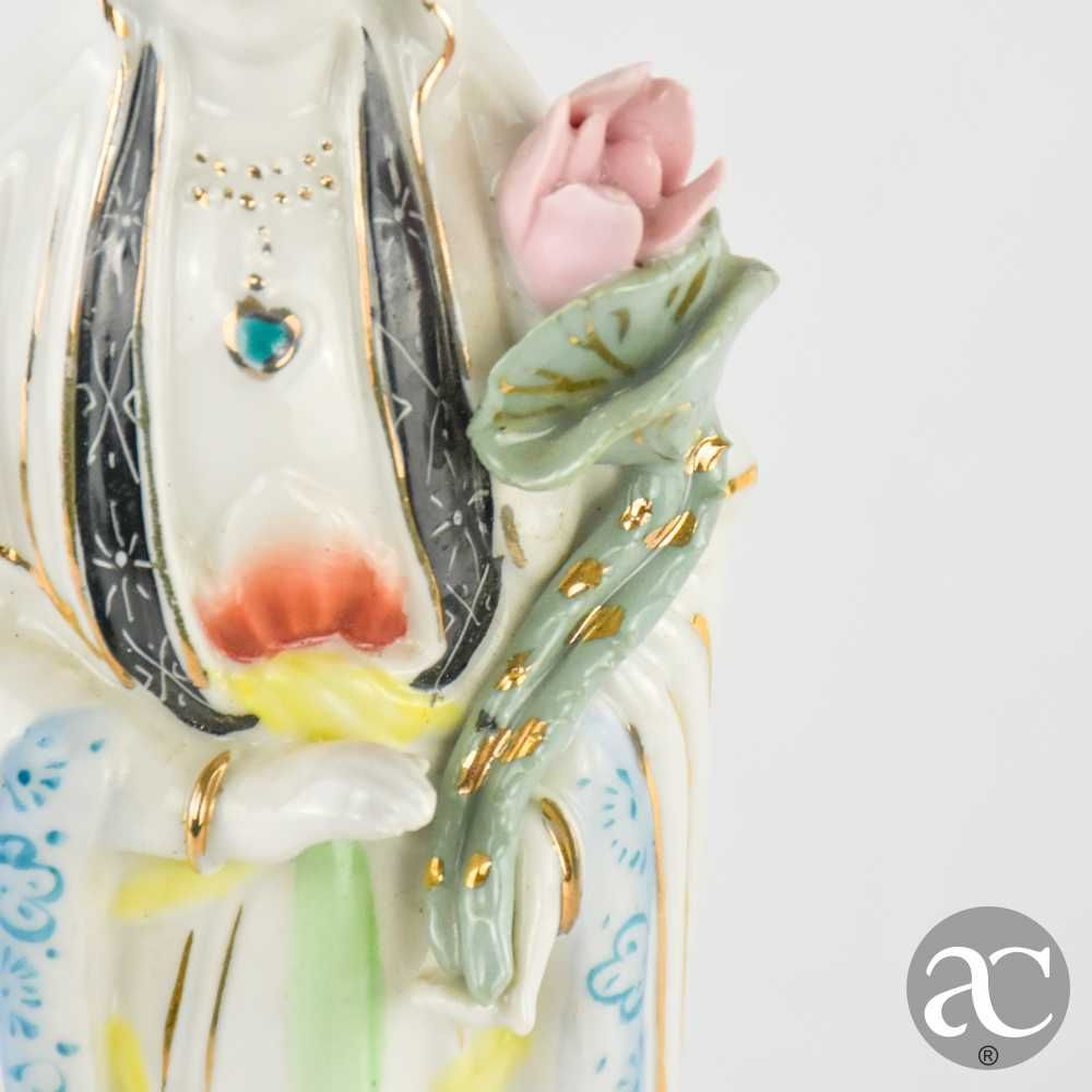 Deusa / Guanyin em Porcelana da China, policromada, com flor de lótus