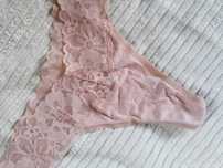 Koronkowe cieliste stringi Victoria's Secret