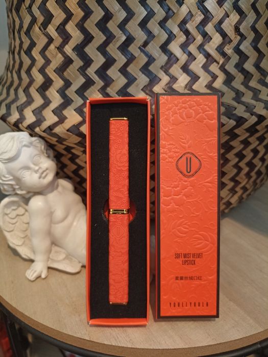 Szminka/pomadka wykręcana , elegancka Youliyoula