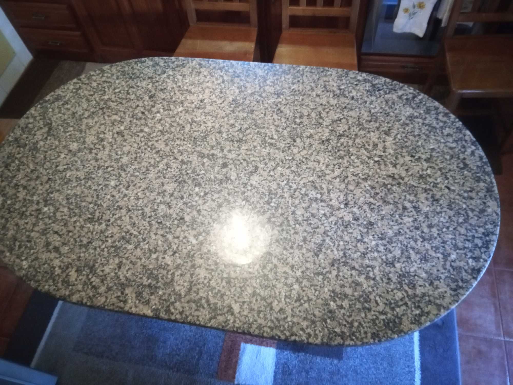 Mesa com o tampo em granito
