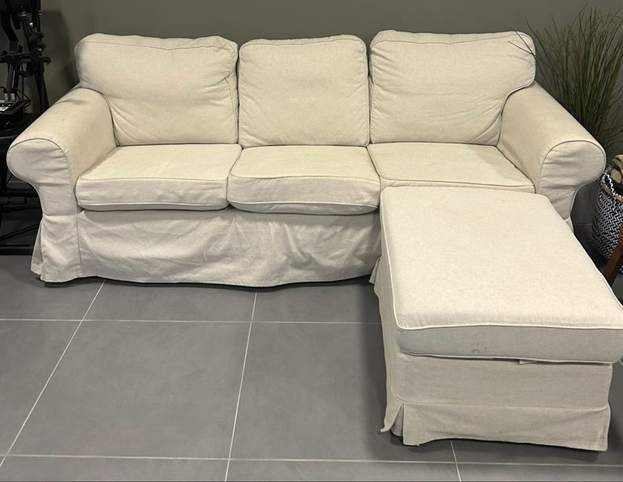 Sofá Ektorp Ikea 3 lugares com descansa pés