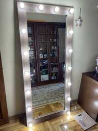 Большое напольное зеркало с лампочками