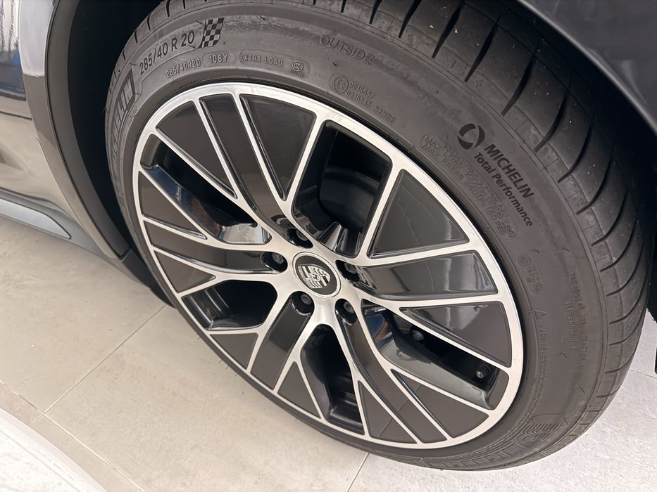 Porsche Taycan Turbo Jantes e Pneus