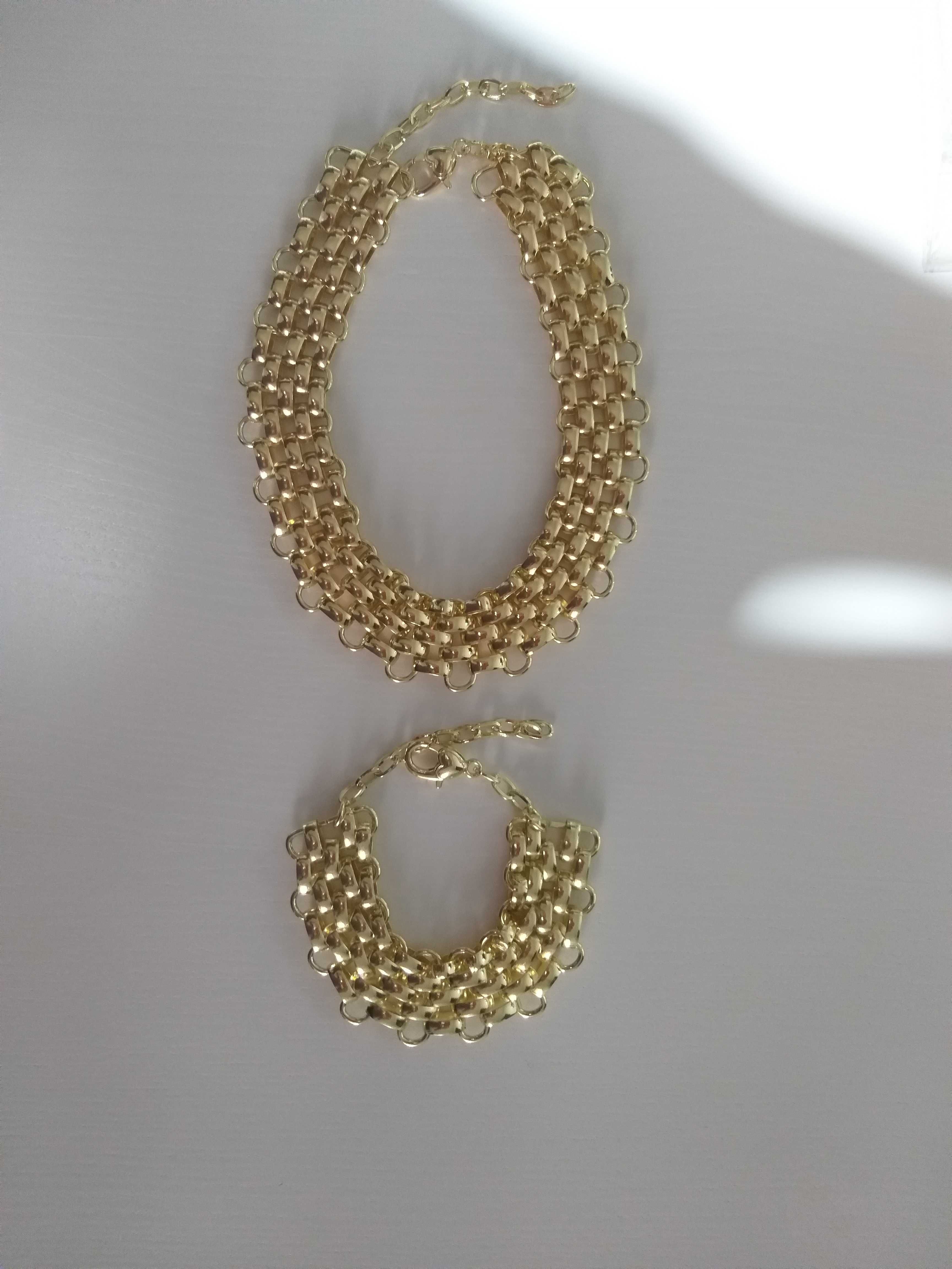 Colar e pulseira em dourado