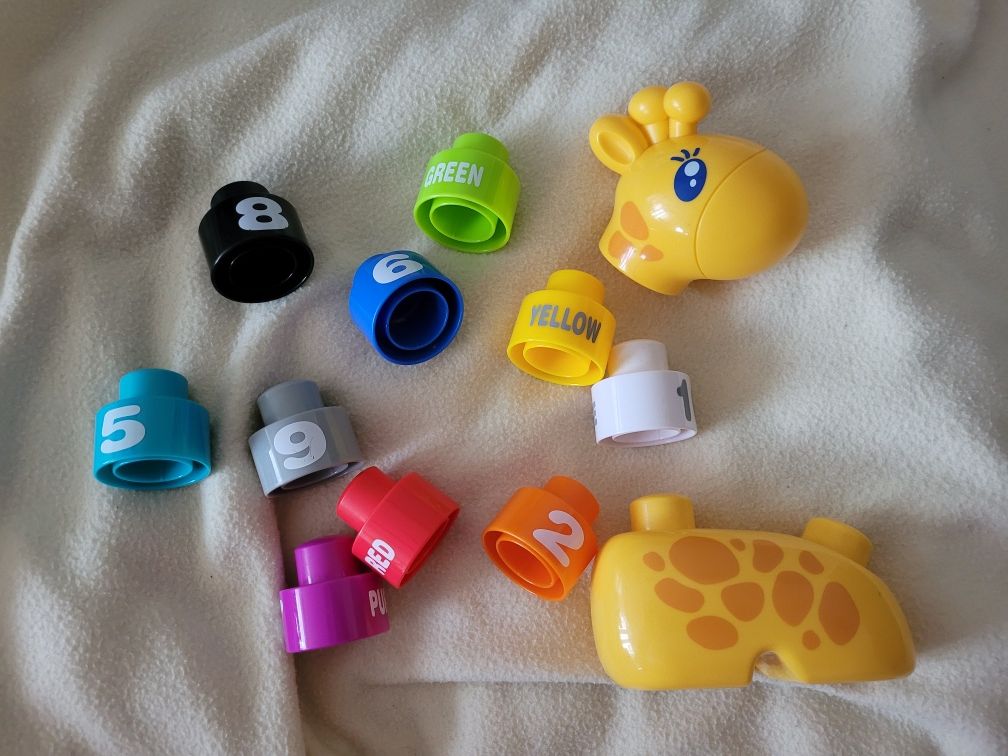 Żyrafa zabawka edukacyjna sensoryczna klocki liczby kolory