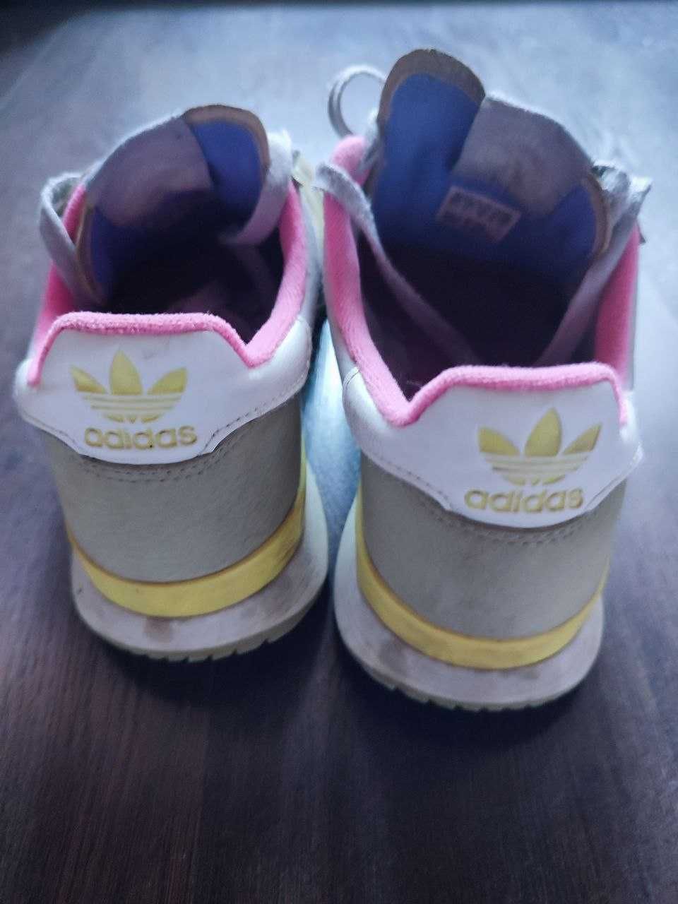 Продам женские кроссовки Adidas