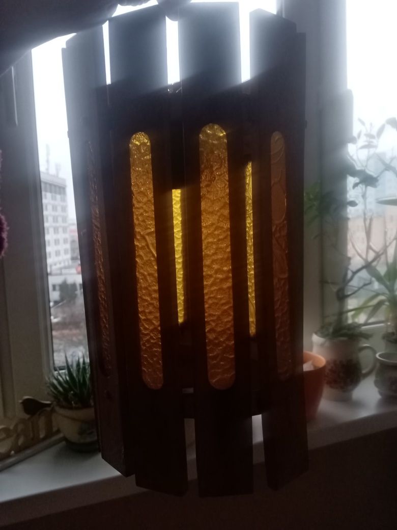 Stara lampa drewniana z szybkami z czasów PRL-u