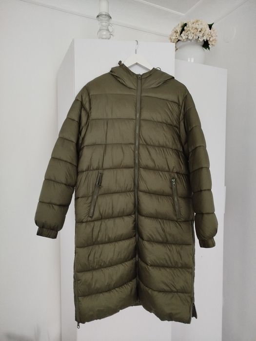 Продам пальто.Тепле,легеньке.Вдягала 2-3 рази.