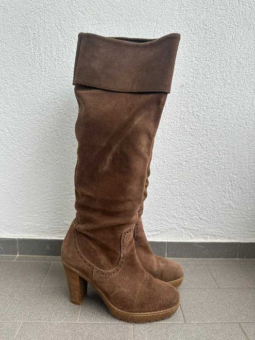 Botas camurça castanhas c/ salto (38)
