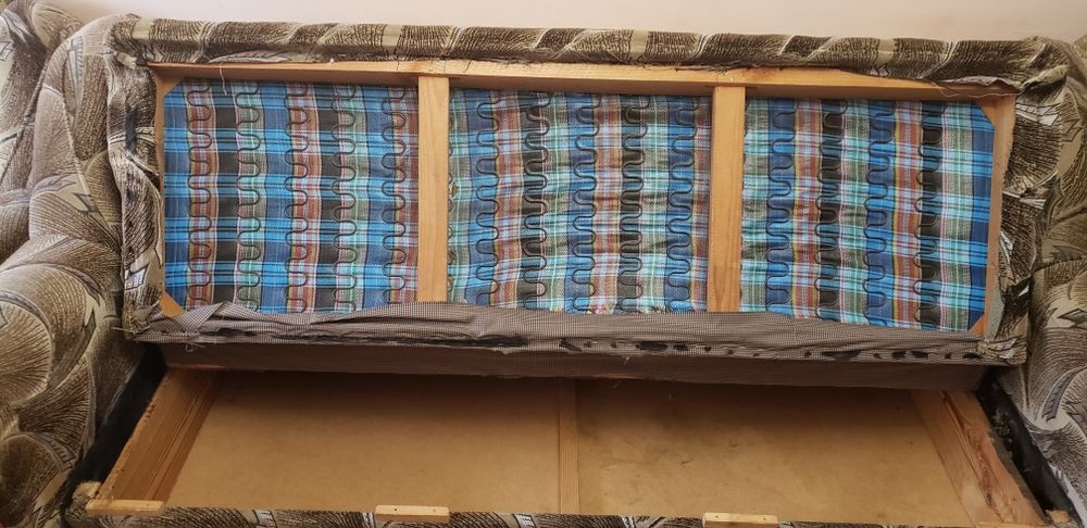 Диван і два розкладних крісла