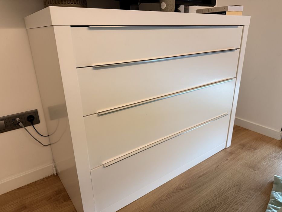 Comoda + 2 mesas de cabeceira brancas