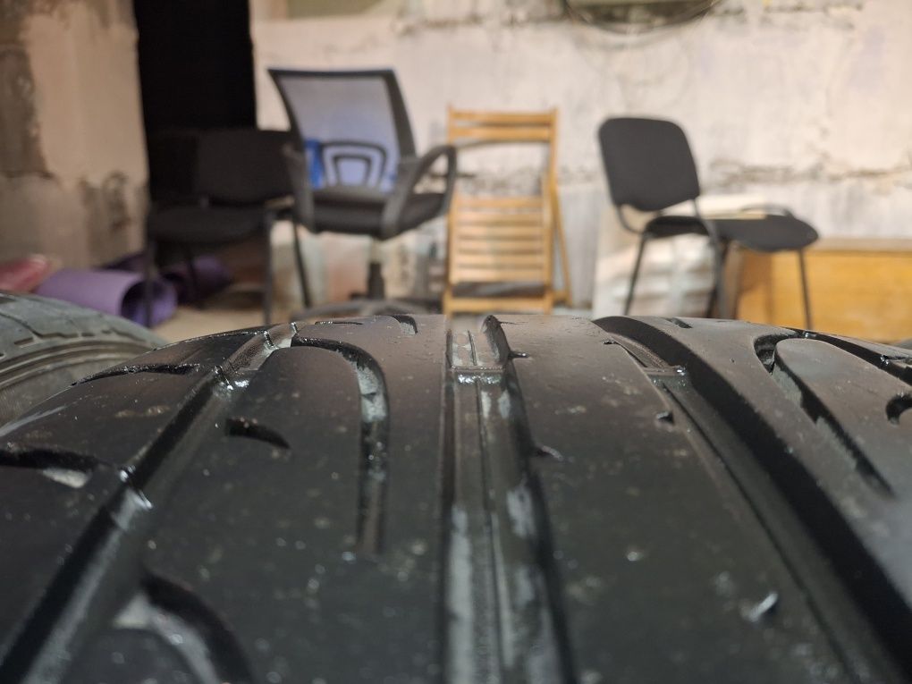 Продам комплет резини Б/У літо DUNLOP  237 45 17
