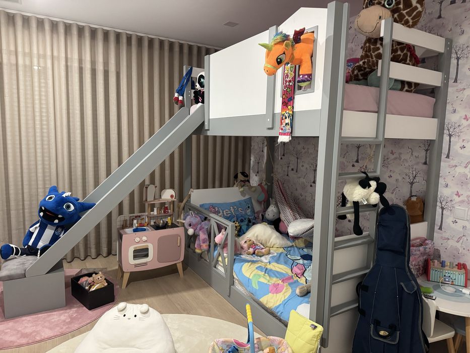 Quarto de criança em lacado com escorrega