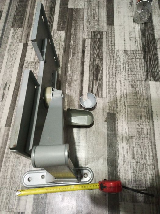 Полка -кронштейн  на поворотном механизме с настенным креплением.