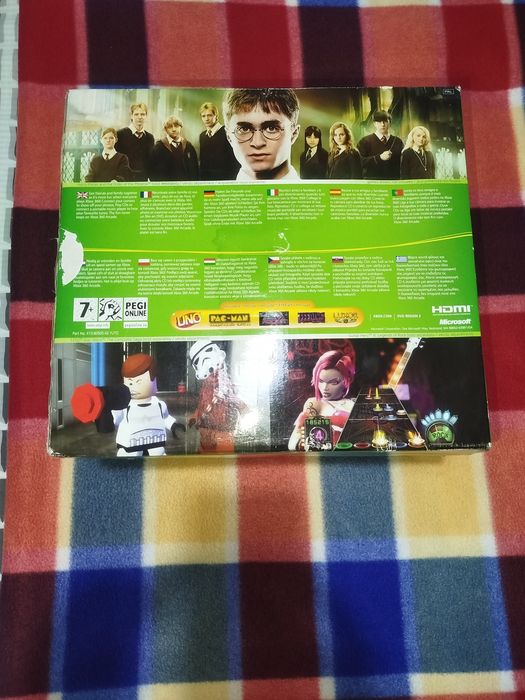 Xbox 360 com 2 comandos e 6 jogos