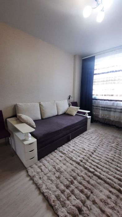 Продам хорошую однокомнатную Жк 7 Небо! Средний этаж! Укомплектована!